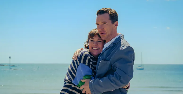 Photo of Ivy and Theo from The Roses with the sea and a blue sky behind them